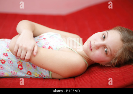 Triste preteen girl laying on bed Banque D'Images