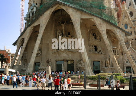 Les touristes d'admirer la façade de la passion à l'entrée arrière de la Sagrada Familia montrant la crucifixion du Christ par Antoni Gaudi Banque D'Images