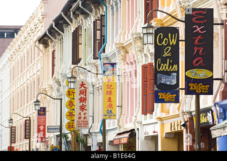 Maisons colorées fronts maintenant des Bars et Clubs dans Chinatown, Singapour Banque D'Images