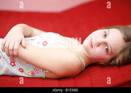 Triste preteen girl laying on bed Banque D'Images