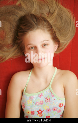 Triste preteen girl laying on bed Banque D'Images