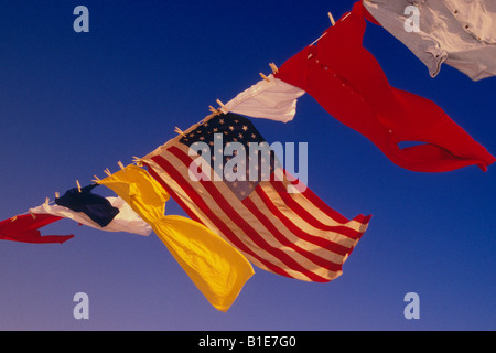 US Flag et uniformes sur la ligne de vêtements dans le vent contre le ciel bleu USA Banque D'Images