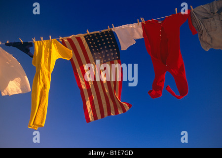 US Flag et uniformes sur la ligne de vêtements dans le vent contre le ciel bleu USA Banque D'Images