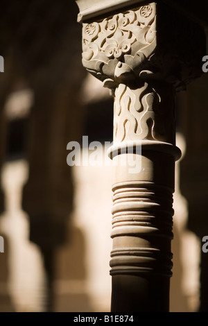 Colonne, Cour des Lions, à l'Alhambra, Grenade, Espagne Banque D'Images