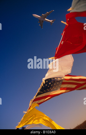 US Flag et uniformes sur la ligne de vêtements dans le vent contre le ciel bleu USA Banque D'Images