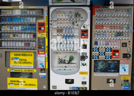 Dans la rue, à Kyoto, au Japon. Distributeur automatique de cigarettes routière Banque D'Images