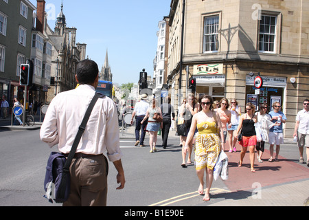 Oxford's busy Cornmarket Street UK Banque D'Images