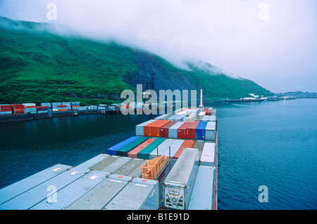 Kodiak, Alaska, USA. Porte-conteneurs, Horizon Anchorage, près de terminal à conteneurs, Banque D'Images