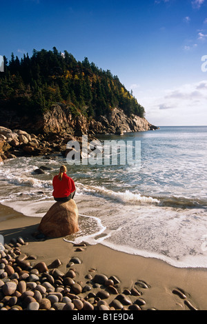 Woman viewing ocean @ l'île du Cap-Breton, Nouvelle-Écosse Canada Automne Banque D'Images