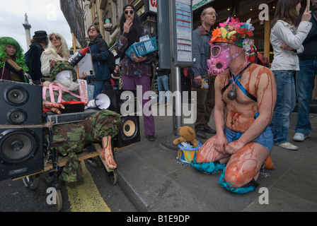 Système audio avec mannequin homme militaire, maculé de sang, fleur hat, rose masque à gaz et d'ours en peluche à l'arrêt de bus dans la région de Whitehall Banque D'Images