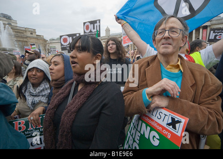 Un auditoire bondé à Trafalgar Square pour le rallye au début de l'arrêt de la guerre/CND/BMI Hommes sur Mars Banque D'Images