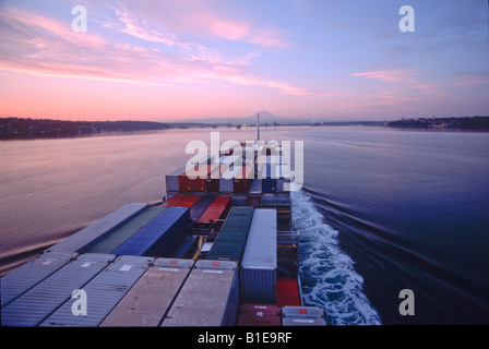 Puget Sound, Tacoma, Washington, USA. Porte-conteneurs, Horizon Anchorage, près de terminal à conteneurs. Mt. Rainier bkgrd Banque D'Images