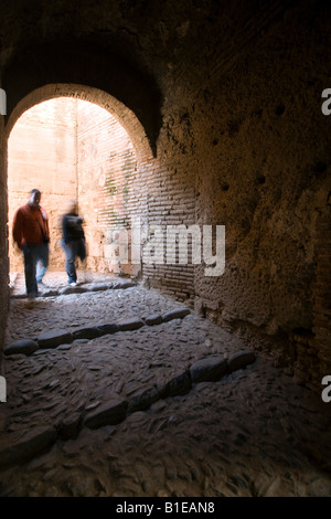 Couple de visiteurs à l'intérieur de l'Alcazaba, Alhambra, Granada, Espagne Banque D'Images