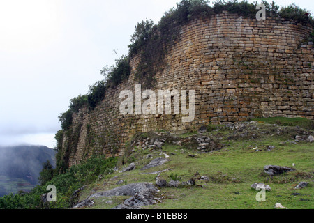 Les 600 mètres de long des murs en pierre des ruines de la ville de Chachapoyan Kuelap dans les hautes terres du nord du Pérou. Banque D'Images