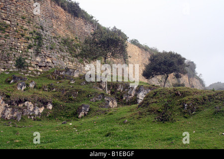 Les 600 mètres de long des murs en pierre des ruines de la ville de Chachapoyan Kuelap dans les hautes terres du nord du Pérou. Banque D'Images