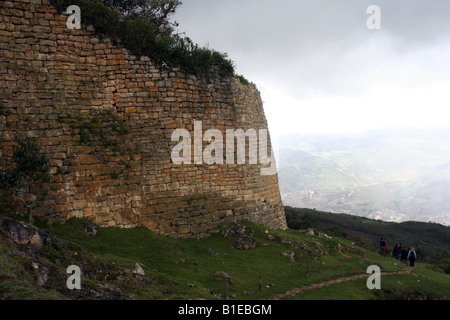 Les 600 mètres de long des murs en pierre des ruines de la ville de Chachapoyan Kuelap dans les hautes terres du nord du Pérou. Banque D'Images