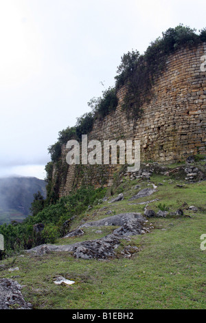 Les 600 mètres de long des murs en pierre des ruines de la ville de Chachapoyan Kuelap dans les hautes terres du nord du Pérou. Banque D'Images