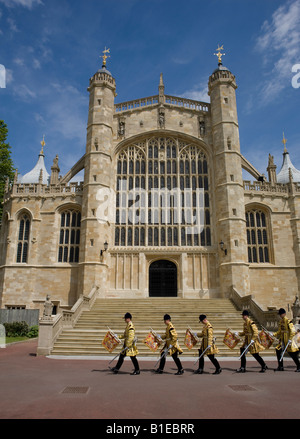 La chapelle Saint George du château de Windsor Ouest entrée porte avec royal trompettistes marchant passé Banque D'Images