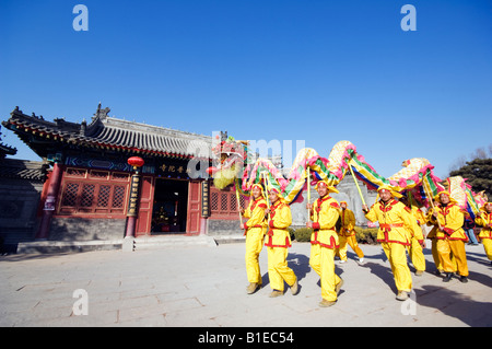 Chine Pékin Beiputuo temple et studio cinéma Festival du printemps Nouvel An chinois interprètes de danse du Dragon Banque D'Images