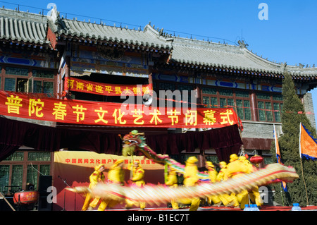 Chine Pékin Beiputuo temple et studio cinéma Festival du printemps Nouvel An chinois interprètes de danse du Dragon Banque D'Images