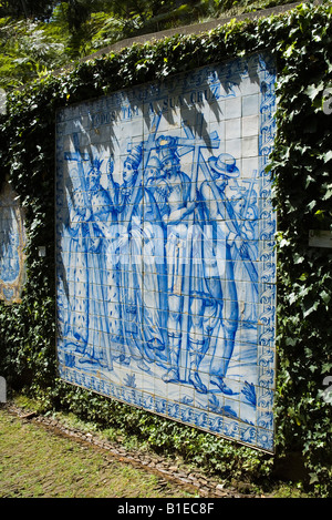 dh Monte Palace jardin tropical FUNCHAL MADÈRE jardin carreaux bleus mur de carrelage mural chrétien Banque D'Images