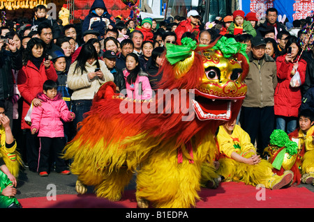 Chine Pékin Changdain foire de rue Nouvel An Chinois Festival de Printemps des artistes de danse du lion Banque D'Images