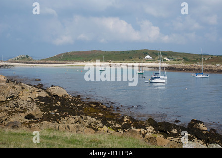 Le Cove, Saint Agnes, Gugh avec en arrière-plan, l'Isles of Scilly Banque D'Images