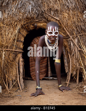 Une jeune fille Karo dans la porte de sa hutte dans le village de Duss. Une petite tribu Omotiques liés à l'Hamar. Banque D'Images