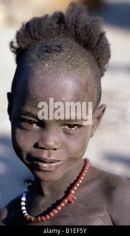 Un jeune garçon avec la cie Dassanech une coiffure typique des jeunes garçons de sa tribu. Banque D'Images