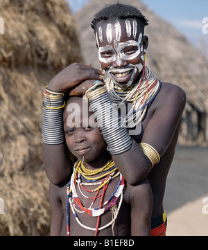 Deux jolies filles Karo en costumes traditionnels. La plupart des filles percez un trou en dessous de la lèvre inférieure. Banque D'Images