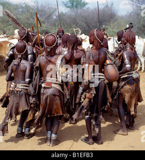 Les femmes Hamar danser, chanter et souffler de petite boîte de trompettes lors d'un saut de la 'Bull' cérémonie. Banque D'Images