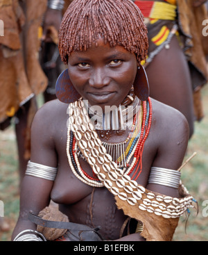 Une jolie femme Hamar à Dimeka, le plus grand marché de l'Hamar pays de sud-ouest de l'Éthiopie. Banque D'Images