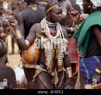 Une femme Hamar habillés à Dimeka, le plus grand marché de l'Hamar pays de sud-ouest de l'Éthiopie. Banque D'Images