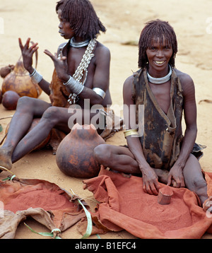 Les femmes vendent Hamar à Dimeka ocre rouge, le plus grand marché de l'Hamar pays de sud-ouest de l'Éthiopie. Banque D'Images