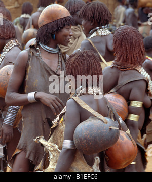 Hamar femmes à Dimeka, le plus grand marché de l'Hamar pays de sud-ouest de l'Éthiopie. Banque D'Images