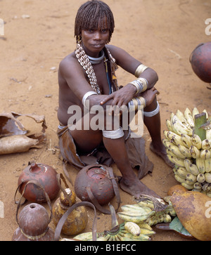 Une femme Hamar vend des gourdes et des bananes à Dimeka, le plus grand marché de l'Hamar pays de sud-ouest de l'Éthiopie. Banque D'Images