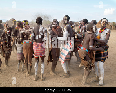 Les hommes et les filles jouissent de Karo une danse. Le Karo exceller dans l'art corporel avant les danses et les cérémonies, ils décorent eux-mêmes Banque D'Images