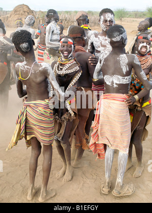 Karo les garçons et les filles ont une danse. Le Karo exceller dans l'art corporel avant les danses et les cérémonies, ils décorent eux-mêmes Banque D'Images