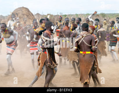 Les hommes et les filles jouissent de Karo une danse. Le Karo exceller dans l'art corporel avant les danses et les cérémonies, ils décorent eux-mêmes Banque D'Images