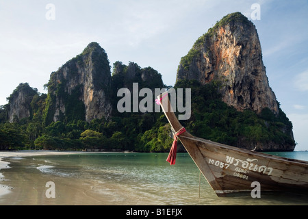 Bateau Longtail - West Railay Beach, province de Krabi, Thaïlande Banque D'Images