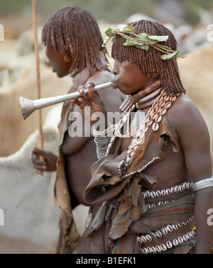 Hamar femmes dansent lors d'un saut de la 'Bull' cérémonie. L'Hamar sont les pasteurs semi-nomades du sud-ouest de l'Éthiopie. Banque D'Images