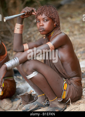 Les femmes à une danse de Hamar Saut 'Bull' de la cérémonie. L'Hamar sont les pasteurs semi-nomades du sud-ouest de l'Éthiopie. Banque D'Images