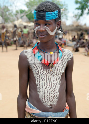 Un jeune jeunesse Hamar au marché Turmi.L'Hamar sont les pasteurs semi-nomades qui vivent dans des pays. Banque D'Images