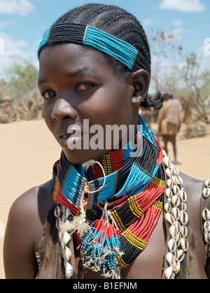 Une femme Hamar au marché Turmi.L'Hamar sont les pasteurs semi-nomades du sud-ouest de l'Éthiopie. Banque D'Images