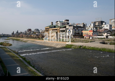 Kyoto, Japon. Voir l'ouest à travers la rivière Kamo Kamo-gawa (le matin) Banque D'Images