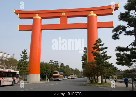 Kyoto, Japon. Le géant de torii menant au Sanctuaire Heian (Heian Jingu) Banque D'Images