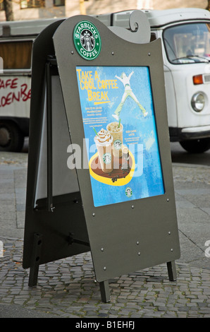 Café Starbucks signe Berlin Gernany Banque D'Images