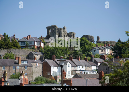 Denbigh Denbighshire North Wales UK à juin jusqu'à la ruine du château de grandes tours et de la porterie de 1282 Banque D'Images