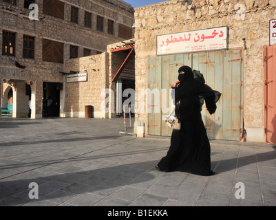 Femme arabe, femme, costume traditionnel , Doha Banque D'Images