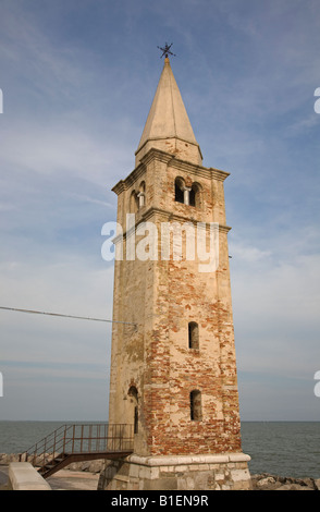 Le Campanile et l'église de la Madonna dell'Angelo à Caorle Banque D'Images